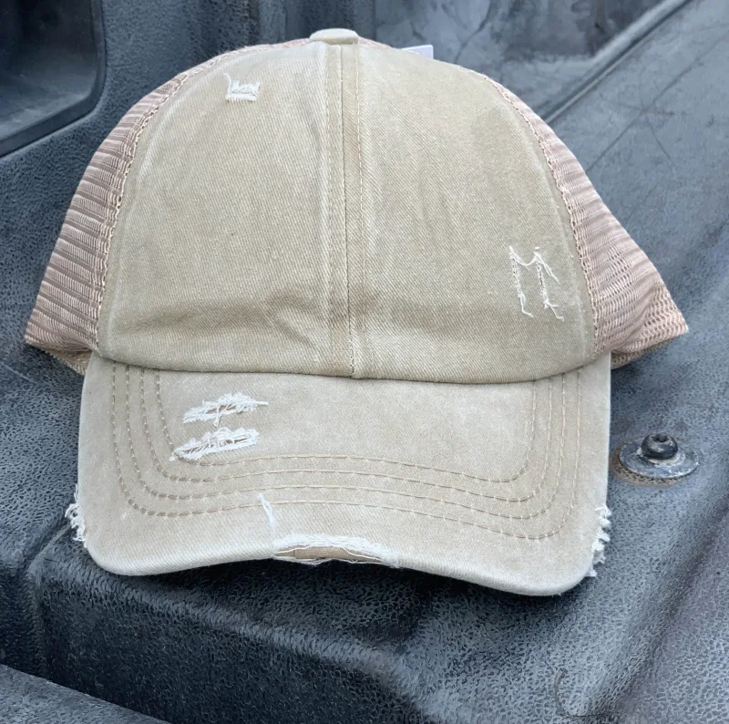Ægte khaki CC Beanie CrissCross høj hestehale trucker hat med distressed wash denim